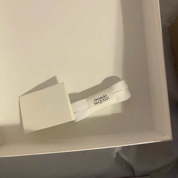 Brand new Alexander McQueen - Picture 8 of 16